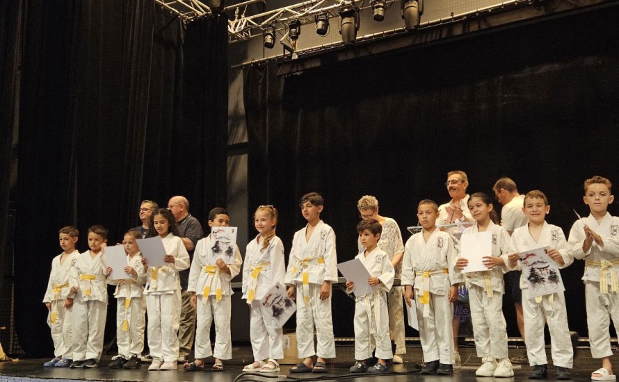 Cérémonie de remise des trophées et diplômes :